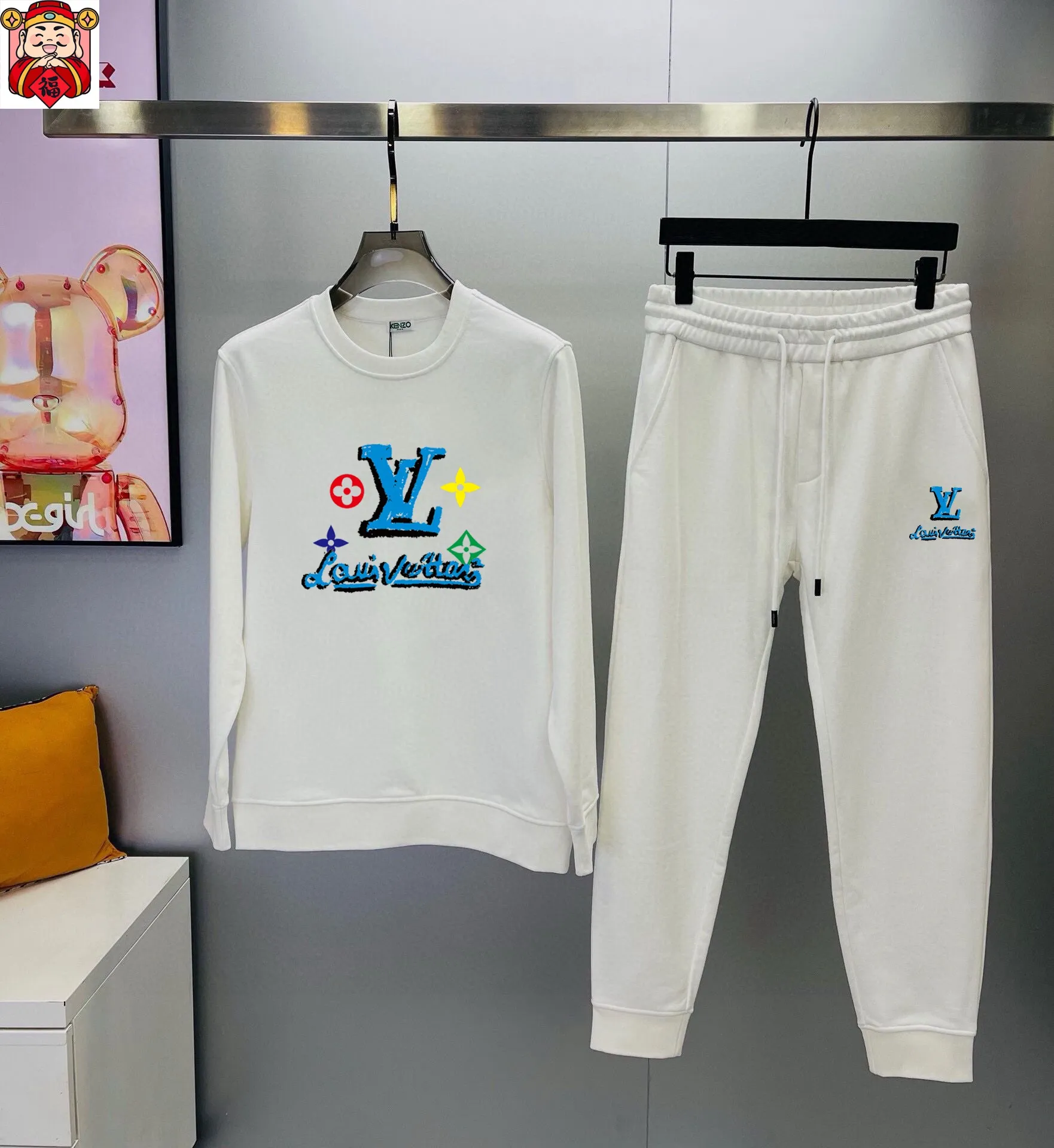🅿️380 [LV Louis Vuitton] (Fat Man Gospel) hot-selling suit is coming. Focus on the original version of the official website. 2025 new hot-selling sweatshirt suit. The original order is the best. 🇭🇰The meticulous work of top designers is dedicated to a fitting and perfect upper body effect. All-natural high-quality Roman cotton 100%, close-fitting comfort, noble and elegant! Original hardware embodies elegance and nobility! Counter size: M-5XL (maximum wear up to 220 pounds)